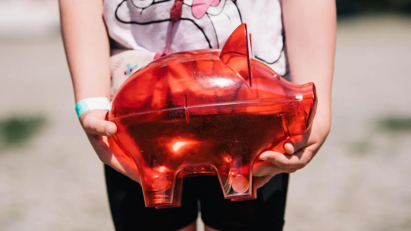 Wer für sein Kind Geld zurücklegen möchte, sollte das Sparziel und den Zeithorizont im Blick haben. (Foto: Zacharie Scheurer/dpa-tmn)