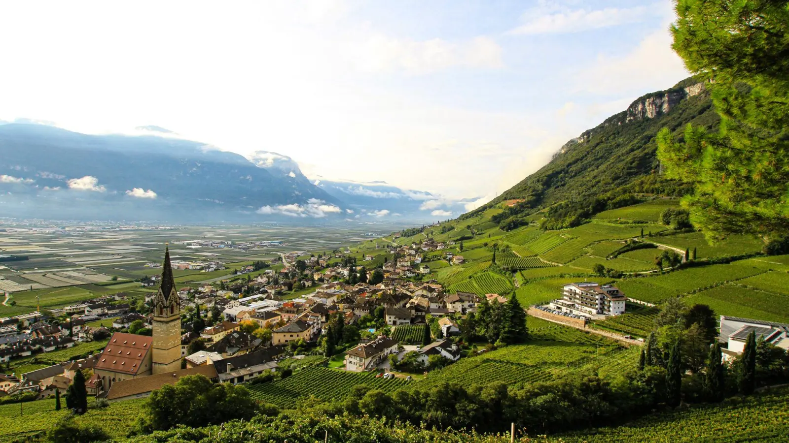  In Südtirol gibt es drei Amtssprachen: Deutsch, Italienisch und Ladinisch. (Symbolbild) (Foto: Bernhard Krieger/dpa-tmn/dpa)