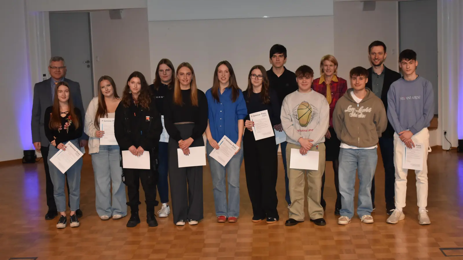 Monika Braun (Vierte von rechts) überreichte den P-Seminar-Teilnehmerinnen und P-Seminar-Teilnehmern die Urkunden. Darüber freuten sich auch FAG-Schulleiter Norbert Zips (links) und Seminarleiter Timo Hemmerich (Zweiter von rechts). (Foto: Ute Niephaus)