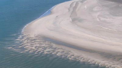 Die Sandbänke zwischen den ostfriesischen Inseln aus der Luft. Der Klimawandel hat Folgen für das Ökosystem im Wattenmeer. (Foto: Sina Schuldt/dpa)