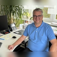 Daniel Mogge an seinem Schreibtisch im Petersauracher Rathaus: Persönliche Gespräche sind dem neuen Bürgermeister sehr wichtig.  (Foto: Lara Hausleitner)