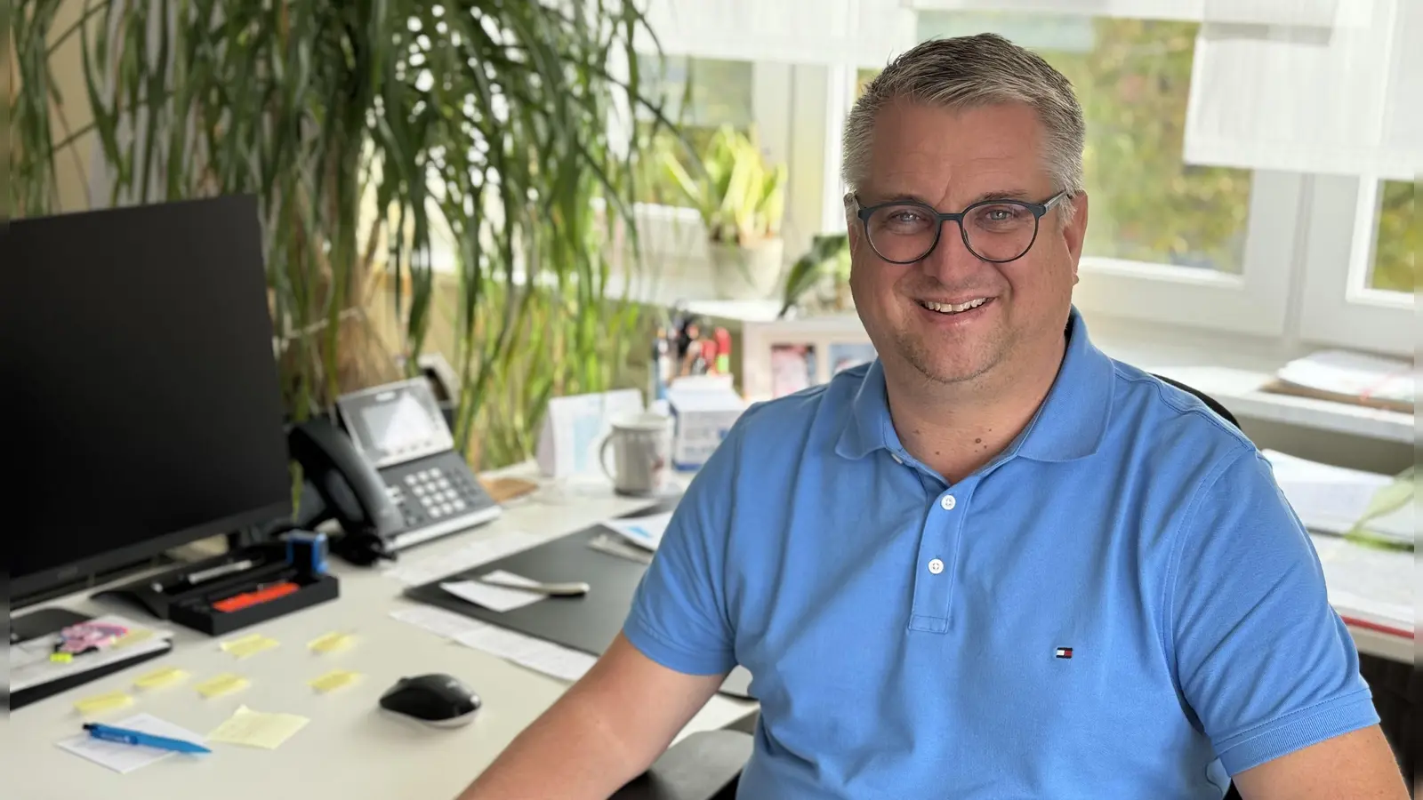 Daniel Mogge an seinem Schreibtisch im Petersauracher Rathaus: Persönliche Gespräche sind dem neuen Bürgermeister sehr wichtig.  (Foto: Lara Hausleitner)