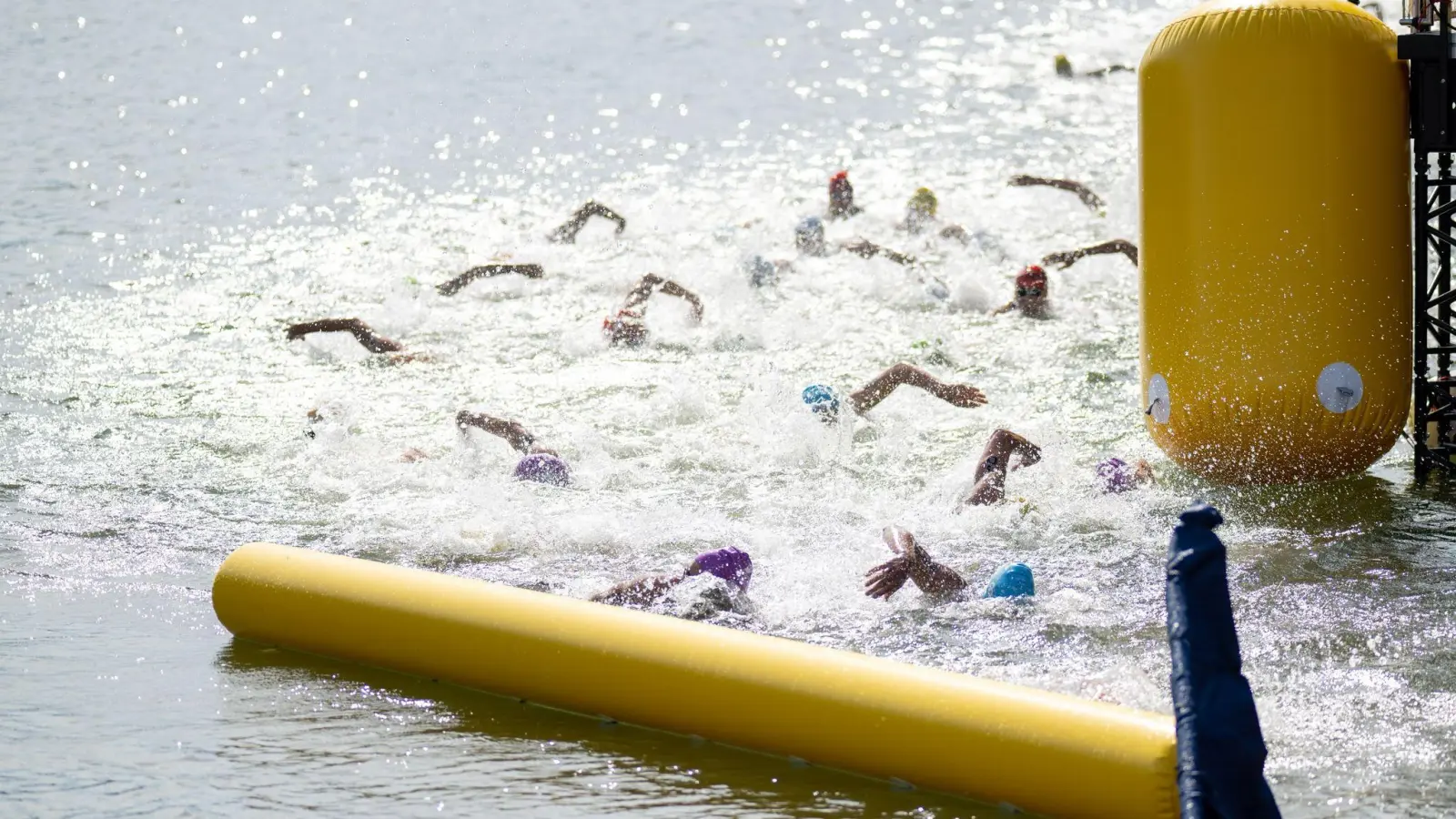 Bei der Staffel müssen die Teilnehmenden 300 Meter schwimmen. (Foto: Ulrich Gamel/Kolbert-Press/dpa/Archivbild)