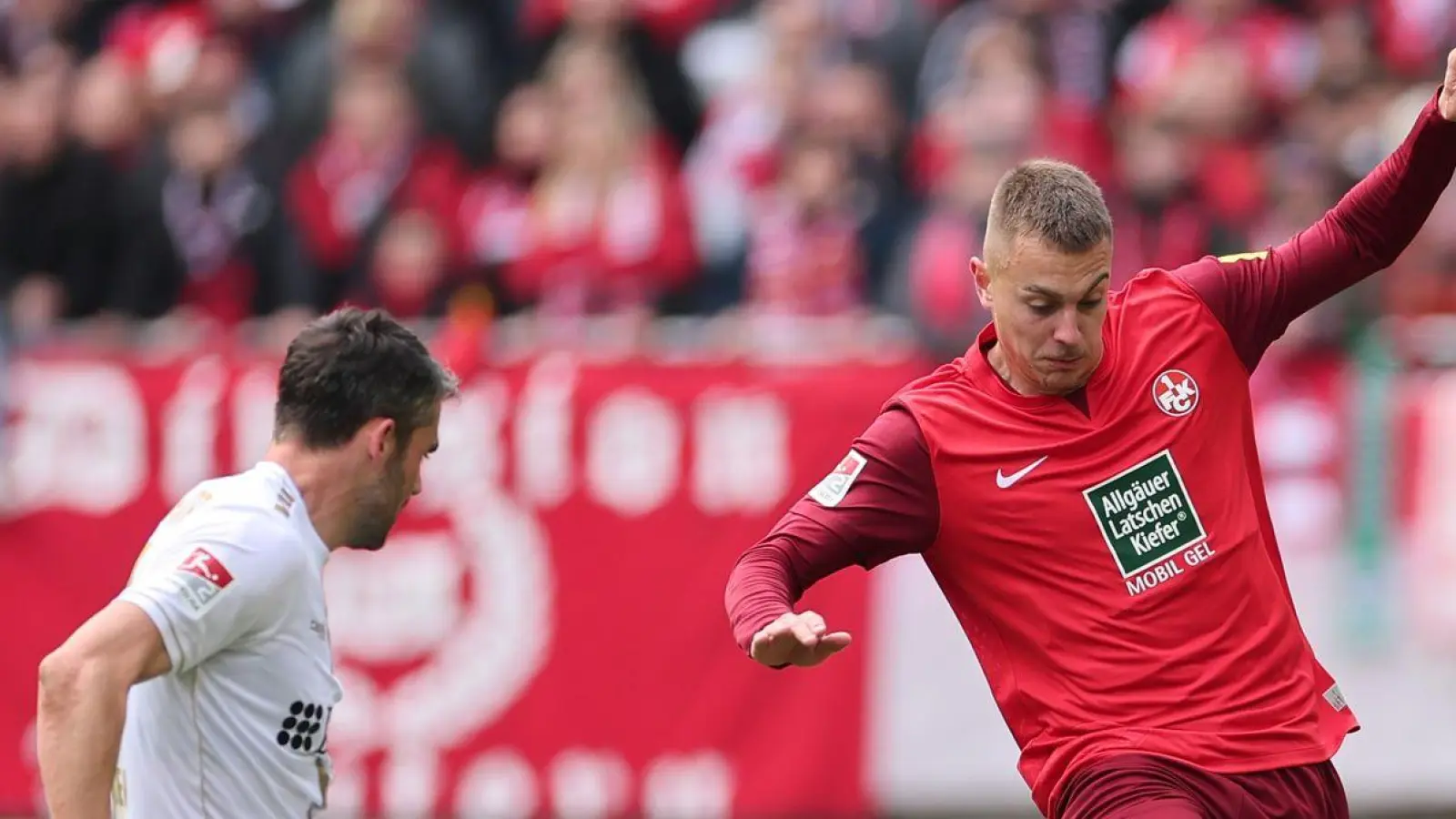 FCK-Profi Filip Stojilkovic (r) behauptet den Ball gegen Wiesbadens Sascha Mockenhaupt. (Foto: Jörg Halisch/dpa)