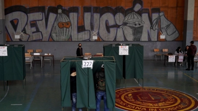 Referendum in Chile: Die neue Verfassung soll das aktuelle Grundgesetz ersetzen, das noch aus der Zeit der Militärdiktatur stammt. (Foto: Matias Basualdo/AP/dpa)
