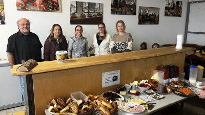 Das Team von einem Morgen des Schulfrühstücks – weitere Helfer kommen an den anderen Tagen (v. l.): Schulleiter Gerhard Bräunlein, Monika Hiemeyer, Barbara Weigl, Susanne Früh und Brigitte Sonnenleiter. (Foto: Johannes Flierl)