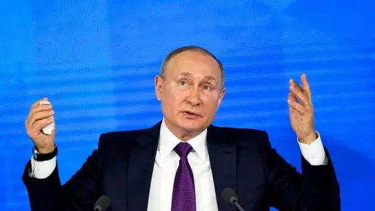 Wladimir Putin auf seiner jährlichen Pressekonferenz im vergangenen Jahr. (Foto: Alexander Zemlianichenko/AP/dpa)