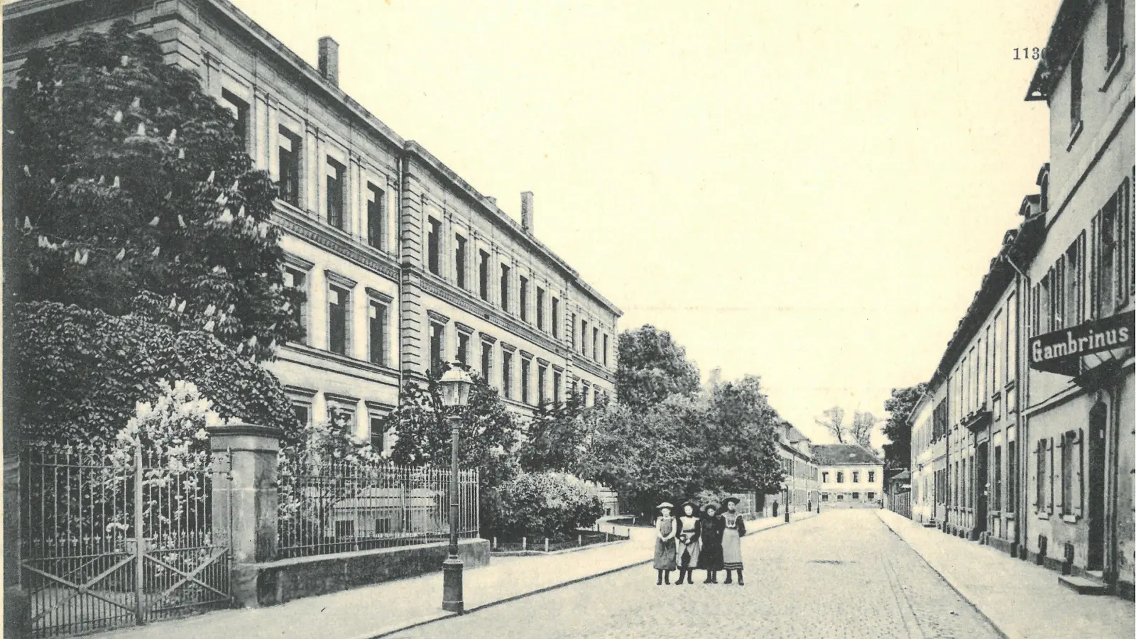 In der Karolinenschule, die auch Bürgerschule genannt wurde, war einst Friedrich Holzinger jahrzehntelang Hausmeister. Ob die Mädchen auf dem Foto ihn gekannt haben? (Repro: Stadtarchiv Ansbach)
