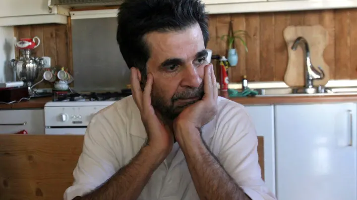 Der iranische Filmemacher Jafar Panahi 2010 in seinem Haus. (Foto: -/AP/dpa)
