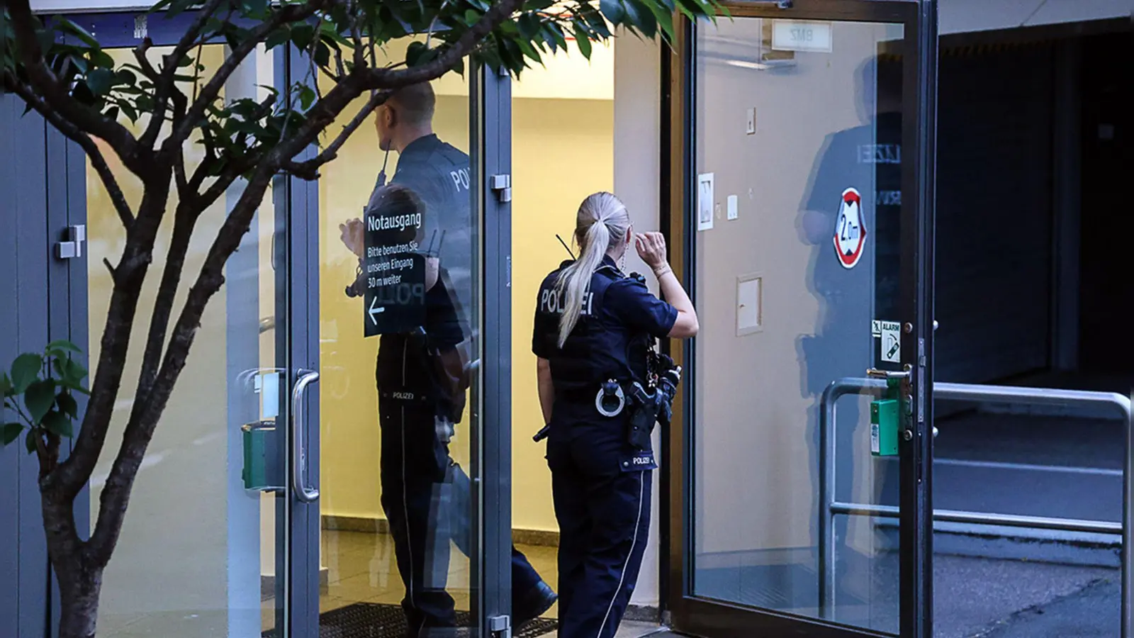 Die Fahndung nach der Unbekannten läuft. (Foto: Alex Talash/dpa)