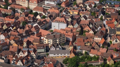 Von oben sieht es tatsächlich aus wie ein Christo-Kunstwerk – Neustadts verhülltes Rathaus in der Bildmitte. Am 10. und 11. Juni wird das Gerüst abgebaut und die Fassade „enthüllt“. (Foto: Johann Schmidt)