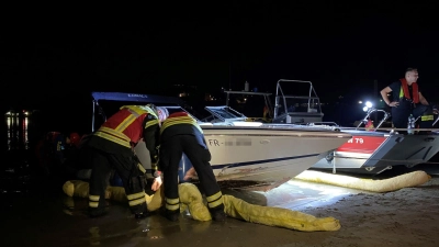 Feuerleute untersuchen das verunglückte Boot. (Foto: Kantonspolizei Aargau/dpa)