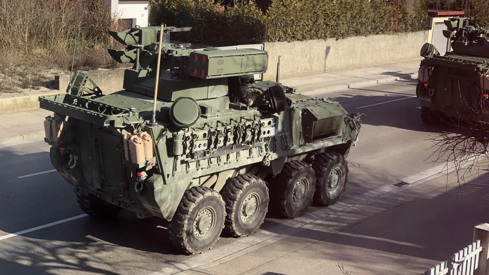 Ein Stryker-Panzer der US-Armee auf der Würzburger Landstraße. Am Gefechtsturm sind vorne das Stinger-Abschussmagazin und hinten die Maschinengewehre zu sehen. (Foto: Lara Hausleitner)