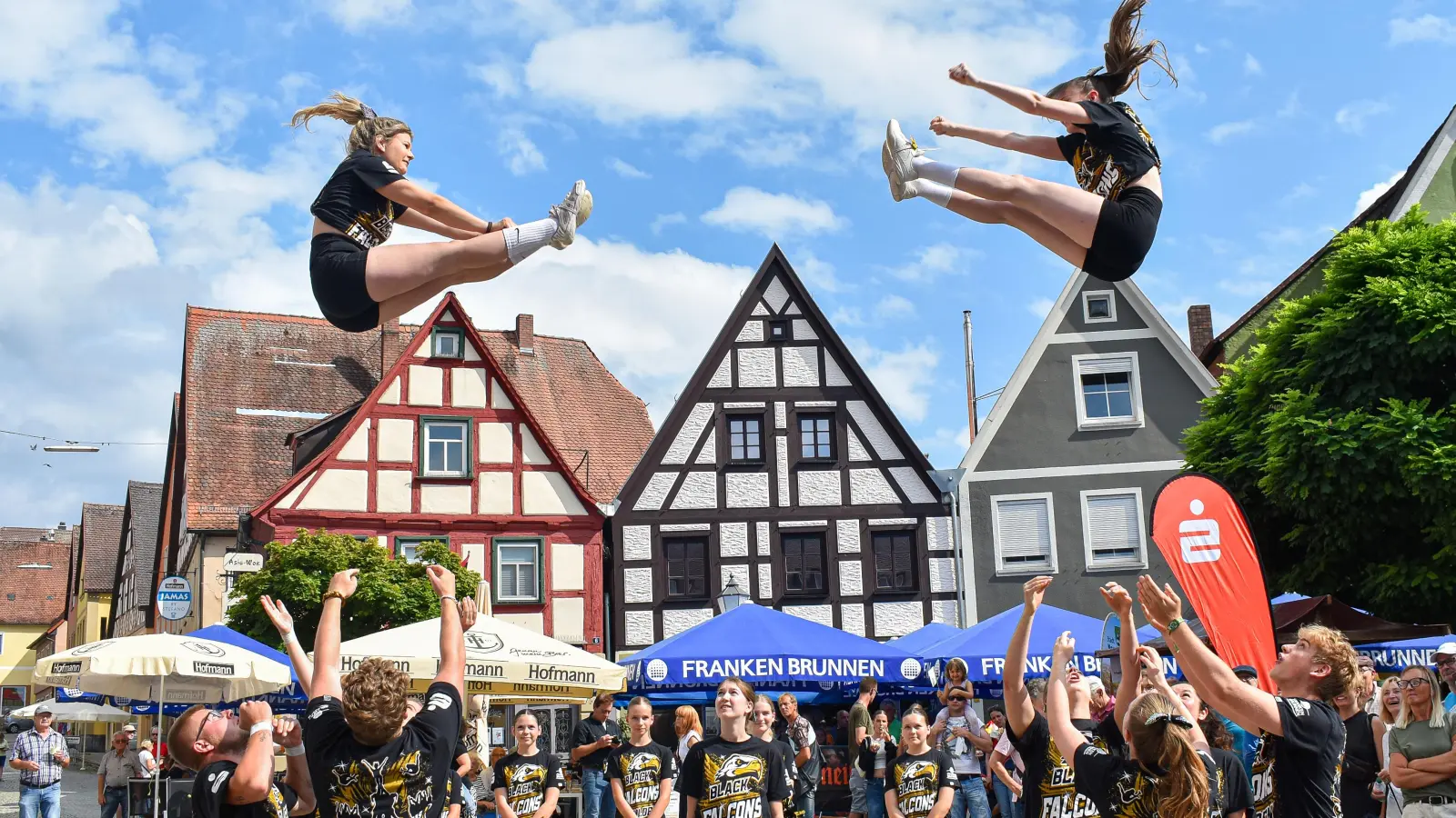 Die Cheerlader der Neustädter Falcons haben auch öffentliche Auftritte, wie hier auf dem Neustädter Marktplatz. Die Zuschauerinnen und Zuschauen sind von den Darbietungen immer begeistert. (Archivbild: Ute  Niephaus)