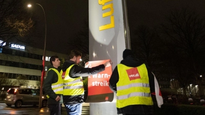In Hamburg werden Warnstreik-Plakate aufgehängt. (Foto: Bodo Marks/dpa)