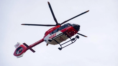Ein Rettungshubschrauber musste den Verletzten ins Krankenhaus bringen. (Symbolfoto) (Foto: Stefan Sauer/dpa)