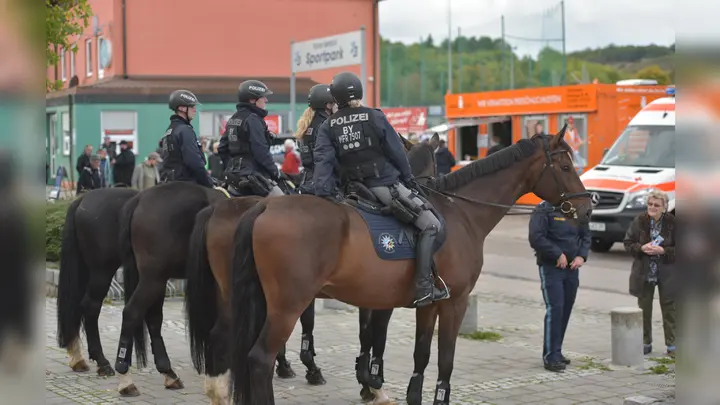 Eine Dreiviertelstunde, bevor die beiden Mannschaften aufs Feld kamen, trat die Reiterstaffel vor dem Sportpark der SpVgg Ansbach an.  (Foto: Manfred Blendinger)