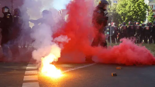 Demonstranten haben Pyrotechnik gezündet. (Foto: SPM-GRuppe/dpa)