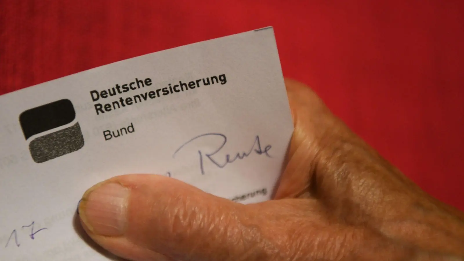 Im Mittel bekommt eine Rentnerin im Osten 1.218 Euro, 357 Euro mehr als im Westen. (Symbolbild) (Foto: Felix Kästle/dpa)