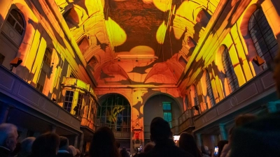 Zweifellos einer der Höhepunkte der Grünen Nacht: Die „Installation Spiritus Mundi 2.0” lockte viele Menschen in die Gumbertuskirche. (Foto: Mirko Fryska)