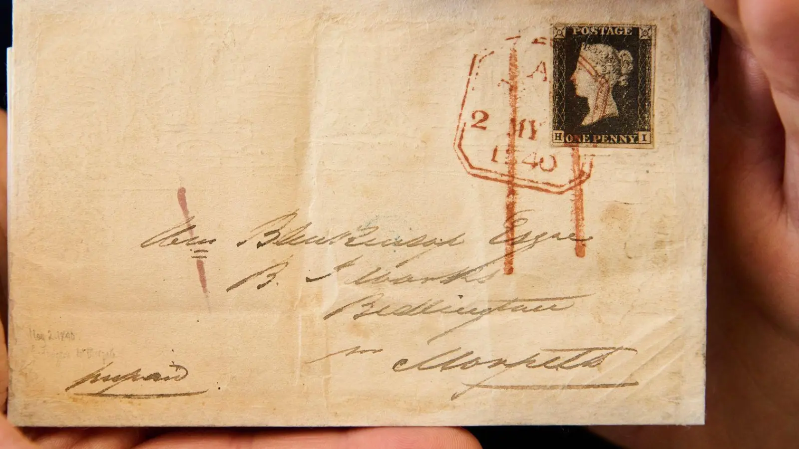 Der sogenannte „Mulready“-Umschlag mit integrierter „Penny Black“-Briefmarke, soll beim Auktionshaus Sotheby&#39;s in New York versteigert werden. (Foto: Jeffrey Rose/Sotheby's/dpa)
