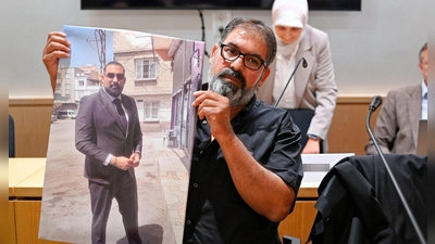 Zur Prozesseröffnung zeigten die Angehörigen ein Foto des Opfers. (Foto: Uwe Anspach/dpa)
