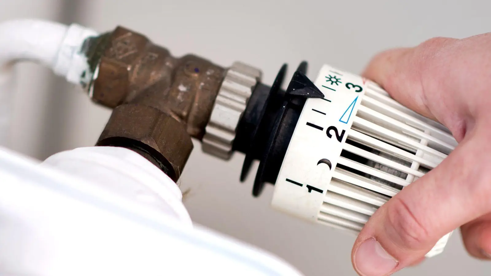 Die Heizkosten dürften in diesem Jahr steigen - wie stark, hängt von der Art der Wärmeerzeugung ab. (Symbolbild) (Foto: Hauke-Christian Dittrich/Deutsche Presse-Agentur GmbH/dpa)