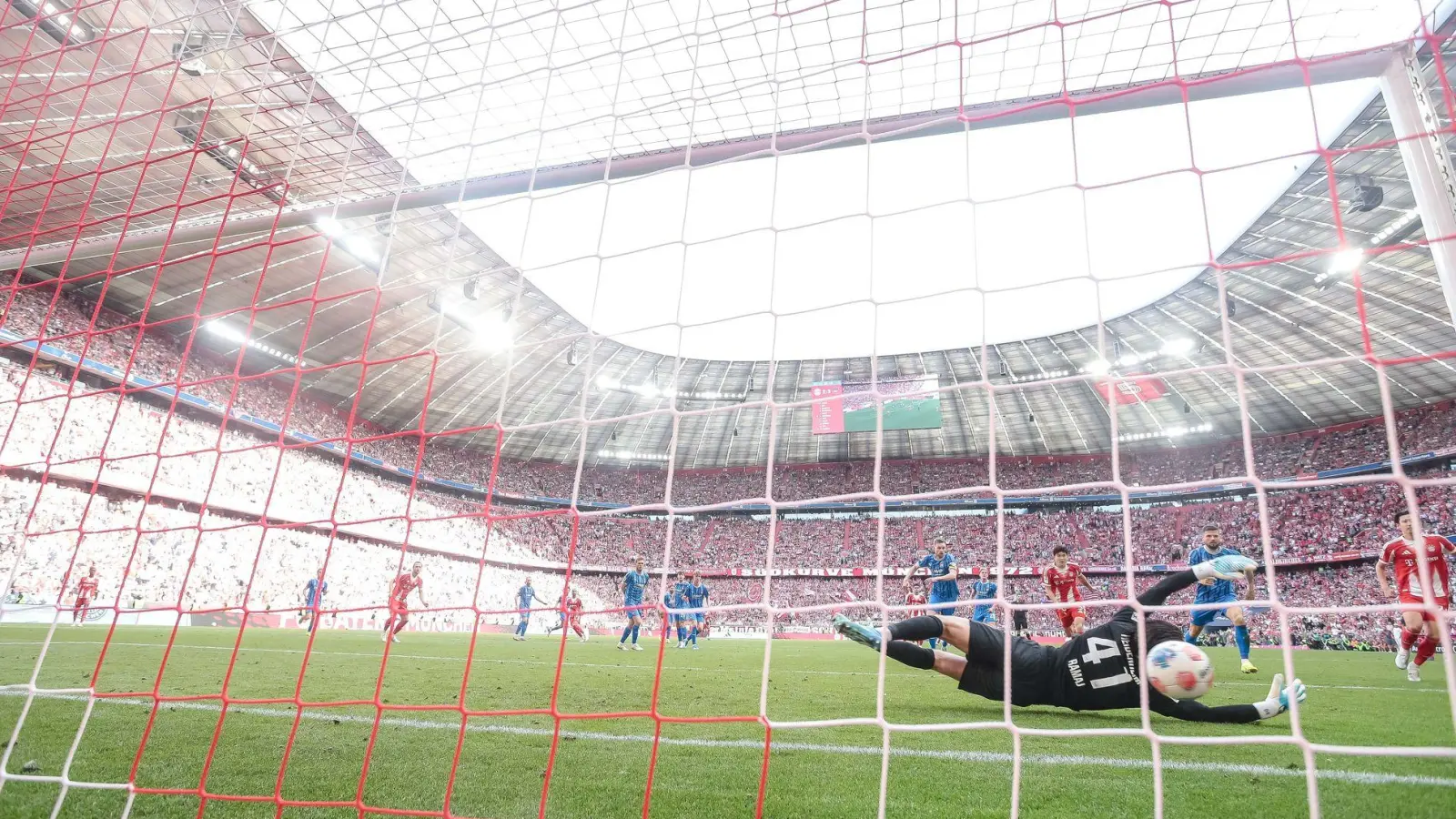 Heidenheims Schockmoment: Der Schuss von Bayern-Star Michael Olise prallt vom Pfosten an den Rücken von Torwart Diant Ramaj und kullert über die Linie. (Foto: Harry Langer/dpa)