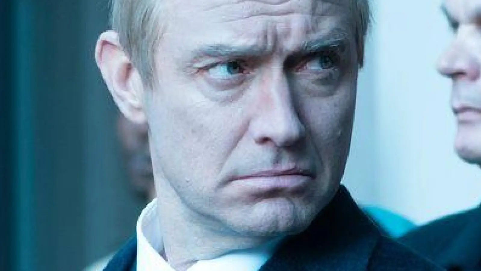 Jude Law (l.) und Paul&nbsp;Dano in einer Szene des Films „The Wizard of the Kremlin”&nbsp;von Olivier Assayas.  (Foto: Carole Bethuel/Filmfestival Venedig/dpa)