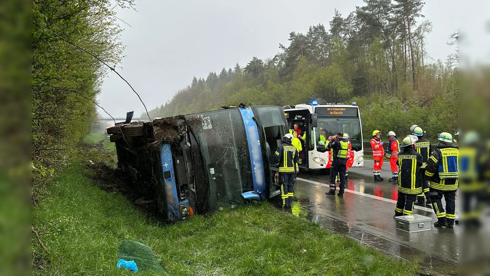 Ein Reisebus mit Schülern ist am Sonntagmorgen auf der Autobahn 45 im Sauerland umgestürzt. . (Foto: Berthold Stamm/dpa)