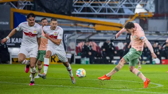 Bremens Jens Stage (r) erzielt das Tor zur 1:0-Führung beim VfB Stuttgart. (Foto: Tom Weller/dpa)