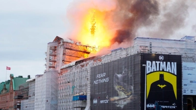 Feuer und Rauch steigen aus der Alten Börse in Kopenhagen. (Foto: Ida Marie Odgaard/Ritzau Scanpix Foto/AP)