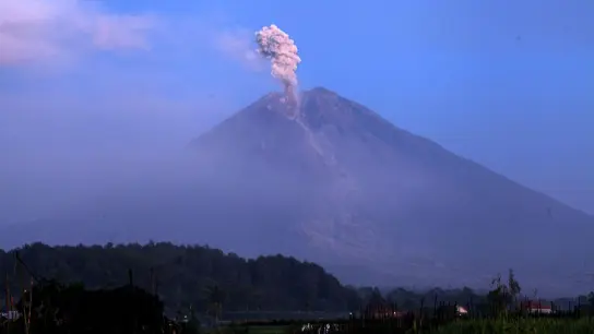 Eine Rauchwolke steigt über dem Vulkan Semeru auf. (Foto: Bayu Novanta/XinHua/dpa)