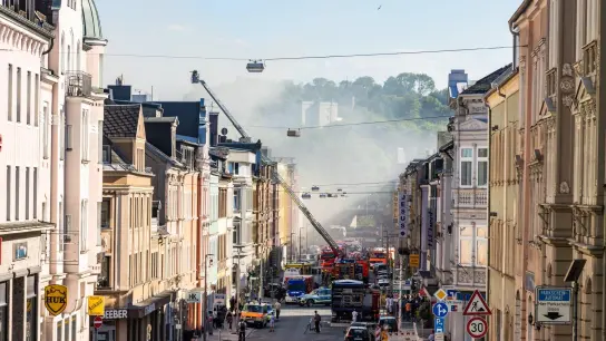 Feuerwehrleute löschen einen Brand in der Innenstadt. (Foto: Ferdinand Merzbach/News5/dpa)
