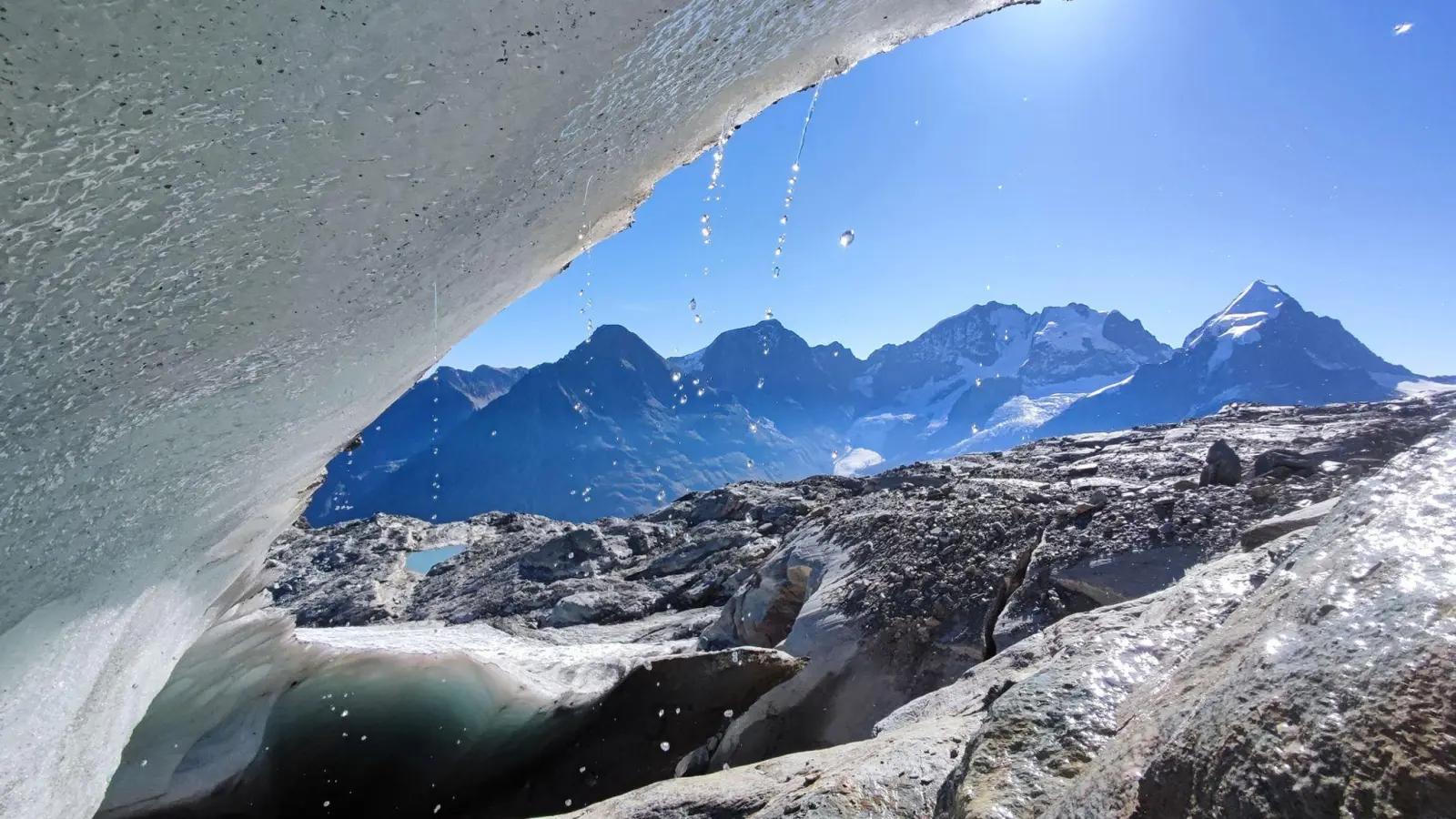 Selbst Mitte September schmilzt das Eis des Vadret dal Murtèl auf einer Höhe von 3100 Meter am Fuße des Piz Bernina rapide. (Foto: M. Huss/SCNAT/dpa)