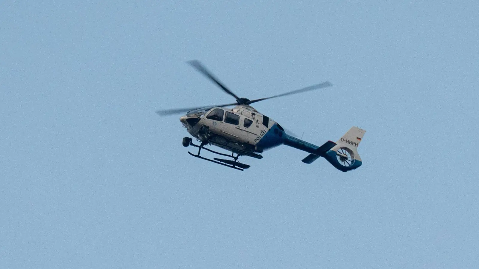 Bei der Suche nach den Tätern flog auch ein Polizeihubschrauber über die Region. (Symbolbild) (Foto: Armin Weigel/dpa)