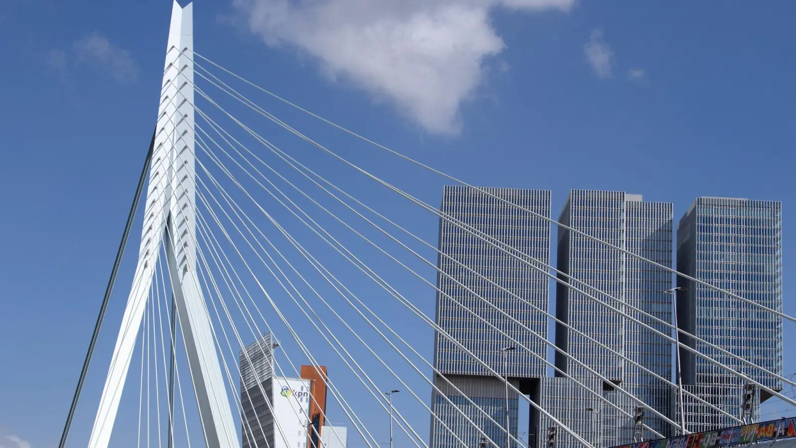 Die Erasmusbrücke ist eines der Wahrzeichen von Rotterdam. (Foto: Soeren Stache/dpa-Zentralbild/dpa-tmn)