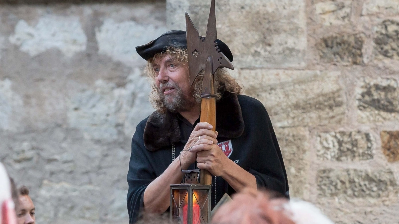 Er dreht noch bis Ende Oktober seine berühmte Runde durch die Altstadt: Nachtwächter Hans Georg Baumgartner. Sein Nachfolger übernimmt im Frühjahr 2027. (Foto: Willi Pfitzinger)