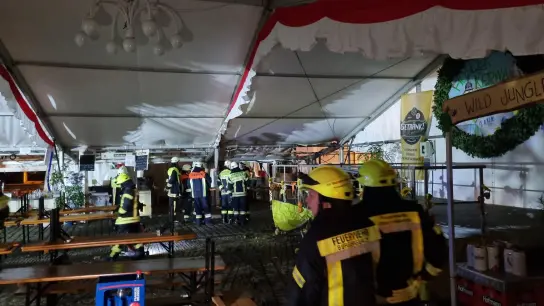 Feuerwehrleute beim Einsatz in Burghaslach: In der Nacht zum Sonntag ist ein Brand im Kirchweih-Festzelt ausgebrochen. (Foto: Rainer Weiskirchen)