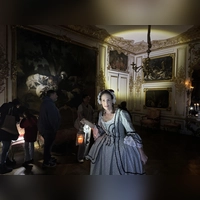 Oberhofmeisterin Maria Anna alias Birgit Klopfer zeigt den Besucherinnen und Besuchern, wie es nachts im Ansbacher Schloss aussieht.  (Foto: Lara Hausleitner)