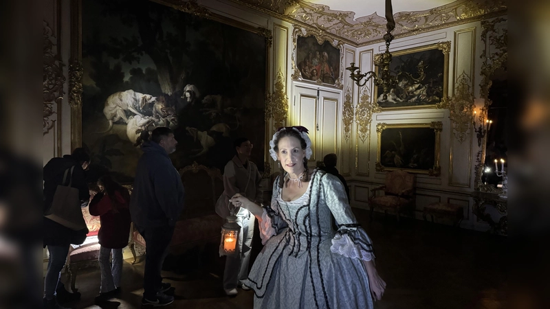 Oberhofmeisterin Maria Anna alias Birgit Klopfer zeigt den Besucherinnen und Besuchern, wie es nachts im Ansbacher Schloss aussieht.  (Foto: Lara Hausleitner)