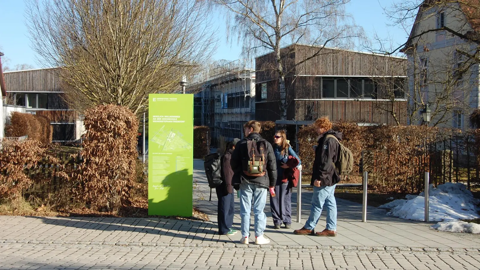 Studierende vor der Hochschule in Triesdorf. (Foto: Christian Treffer)