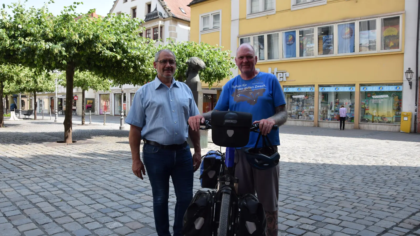Auf seiner über 4250 Kilometer langen Tour machte Oliver Trelenberg (rechts) auch Station in Ansbach. Vonseiten der Stadt wurde er von Bürgermeister Dr. Markus Bucka willkommen geheißen. (Foto: Florian Schwab)