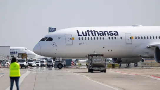 Die Lufthansa-Maschine des Typs Boeing 787-9 steht auf dem Rollfeld am Frankfurter Flughafen. Damit hat die Lufthansa ein neues Langstreckenflugzeug in ihrer Flotte. (Foto: Hannes P. Albert/dpa)