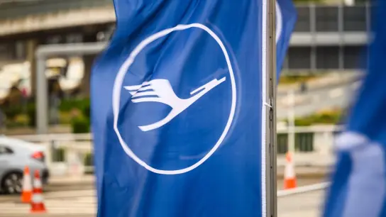 Eine blau-weiße Flagge der Fluggesellschaft Lufthansa flattert am Flughafen in Frankfurt im Wind. (Foto: Andreas Arnold/dpa)