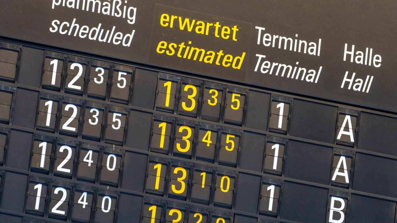 Bislang müssen Airlines ihre Passagiere ab drei Stunden Verspätung finanziell entschädigen.  (Foto: Andreas Arnold/dpa)