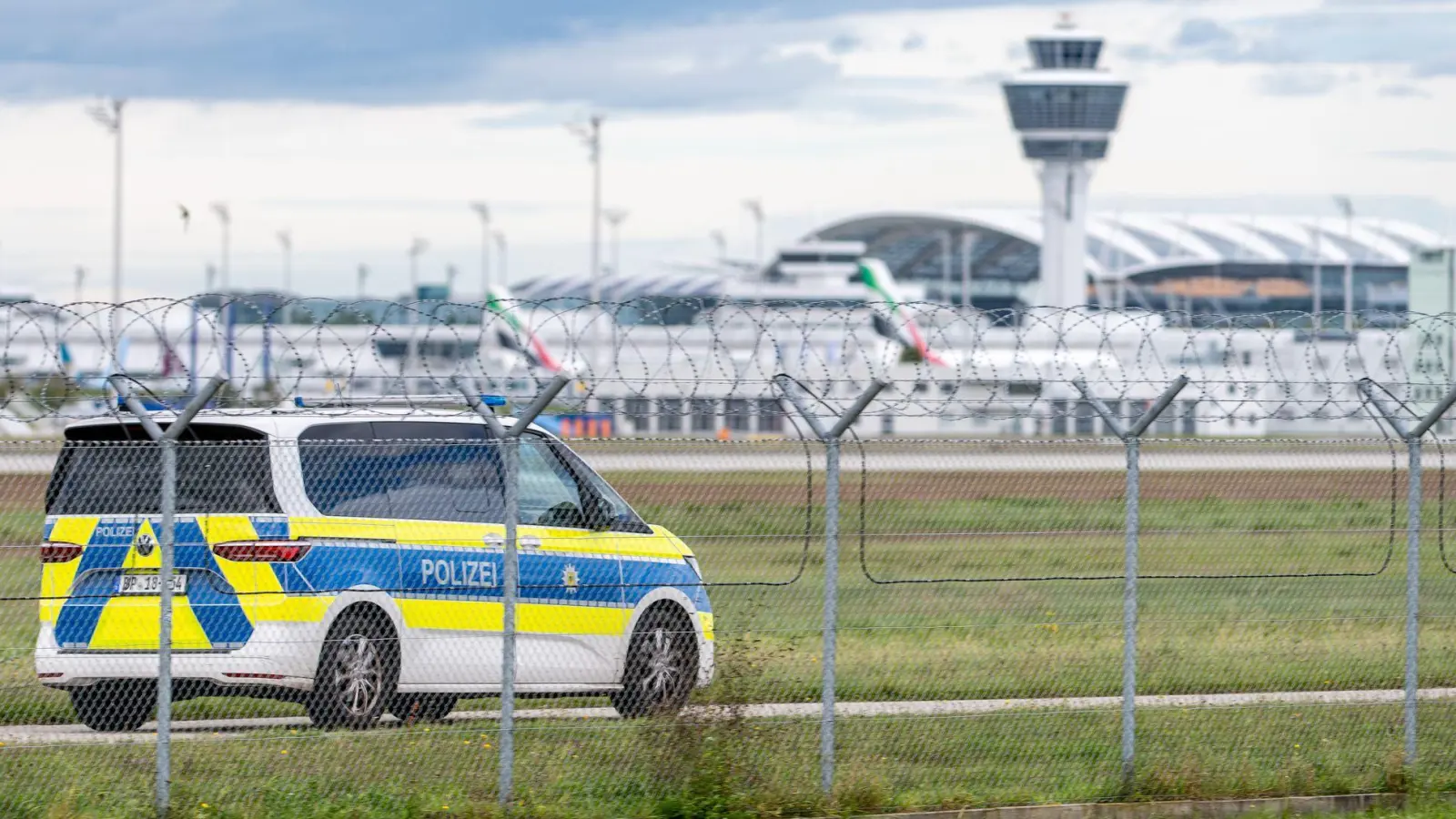 An gleich zwei Tagen wurden Drohnen am Münchner Flughafen gesichtet.  (Foto: Armin Weigel/dpa)
