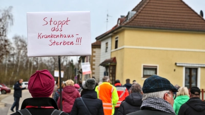 Am 23. Februar fand eine Kundgebung vor dem Landratsamt Ansbach statt, um gemeinsam gegen die mögliche Schließung der Krankenhäuser in Dinkelsbühl und Rothenburg zu demonstrieren. (Foto: Tizian Gerbing)
