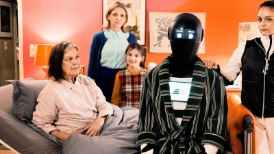 Doris Dörrie stellt in ihrem neuen Kinofilm einen Roboter an die Seite einer alten Dame. (Foto: Mathias Bothor/Zeitsprung Pictures / Wild Bunch Germany/dpa)