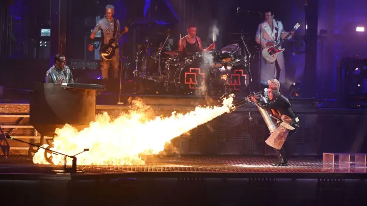 Rammstein Frontsänger Till Lindemann (r) feuert auf der Bühne mit einem Flammenwerfer auf Band-Mitglied Christian Lorenz (l) während des Titels „Mein Teil“ im Rahmen ihrer Deutschland-Tournee mit dem neuen Album „Zeit“. (Foto: Malte Krudewig/dpa)